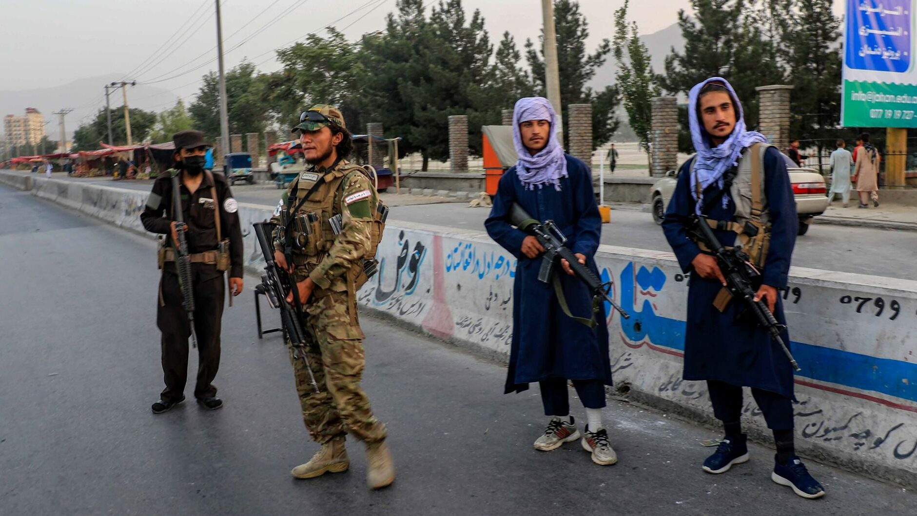 Los talibanes montan guardia frente a la Universidad de Kabul (Afganistán). Los talibanes en el poder han prohibido a las mujeres asistir a la universidad.