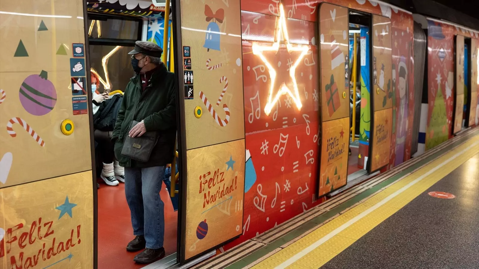 Así es el tren de la Navidad de Metro: cuál es la línea por la que pasa y horario