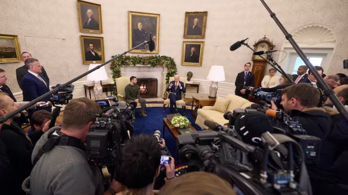 El presidente de Ucrania, Volodímir Zelenski, conversa con el presidente de los Estados Unidos, Joe Biden, en la Casa Blanca el 22 de diciembre de 2022