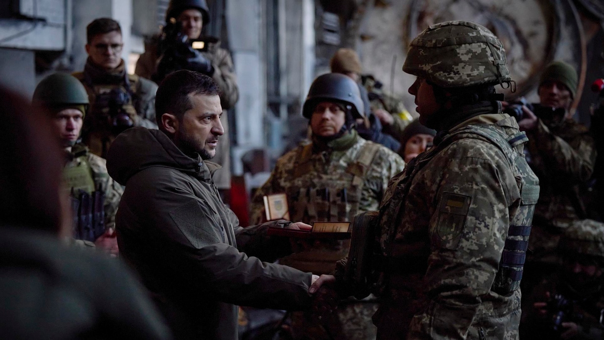 El presidente de Ucrania, Volodímir Zelenski, visita a los soldados ucranianos en el frente de Bajmut
