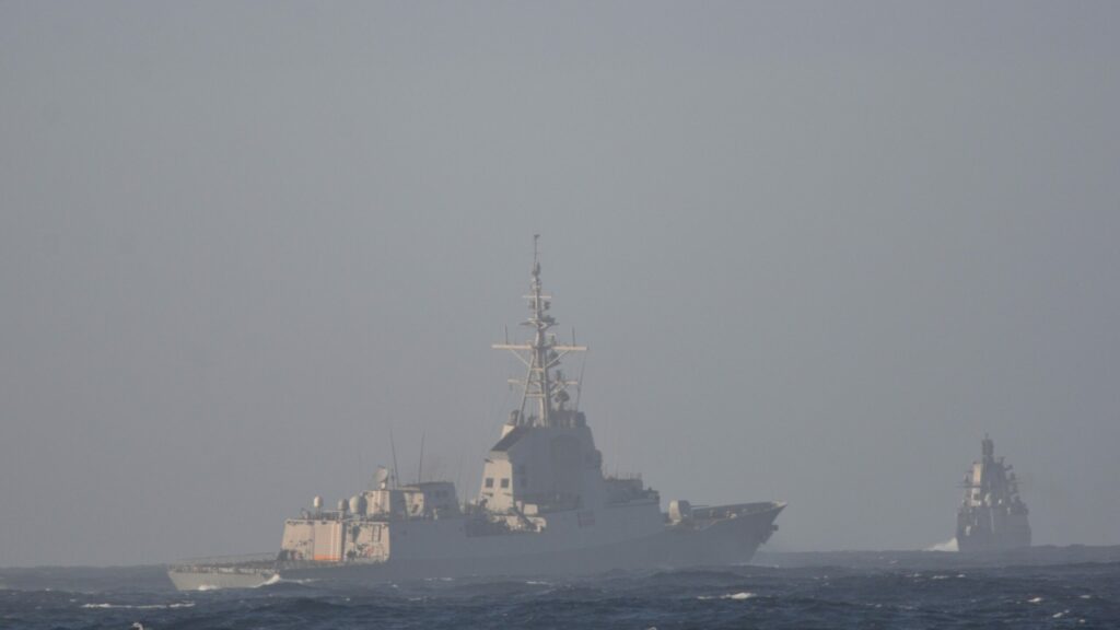 Dos buques de la Armada vigilan a una fragata rusa a su paso por aguas próximas a España