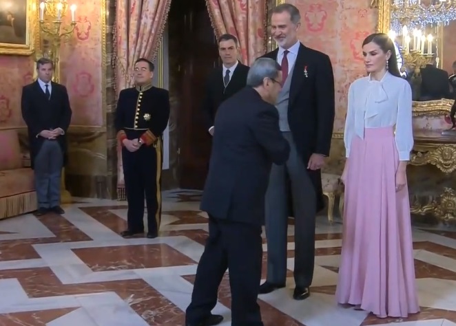 El embajador de Irán, Hassan Ghashghavi, no saludara a la Reina, dándole la mano