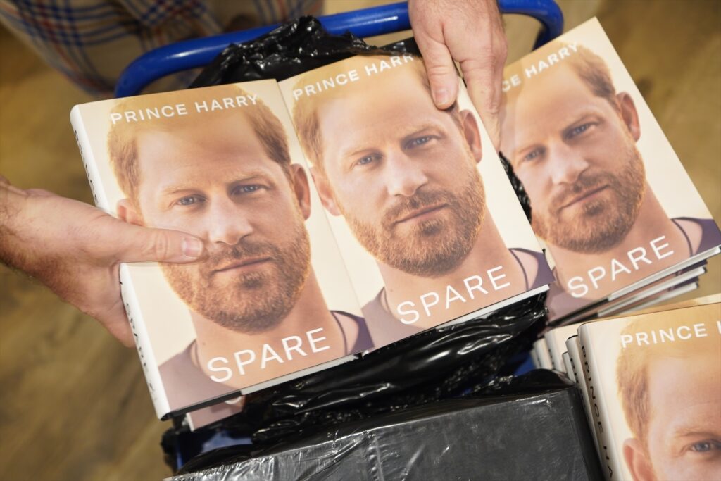 El libro de las memorias del príncipe Harry se llama Spare (En la sombra)