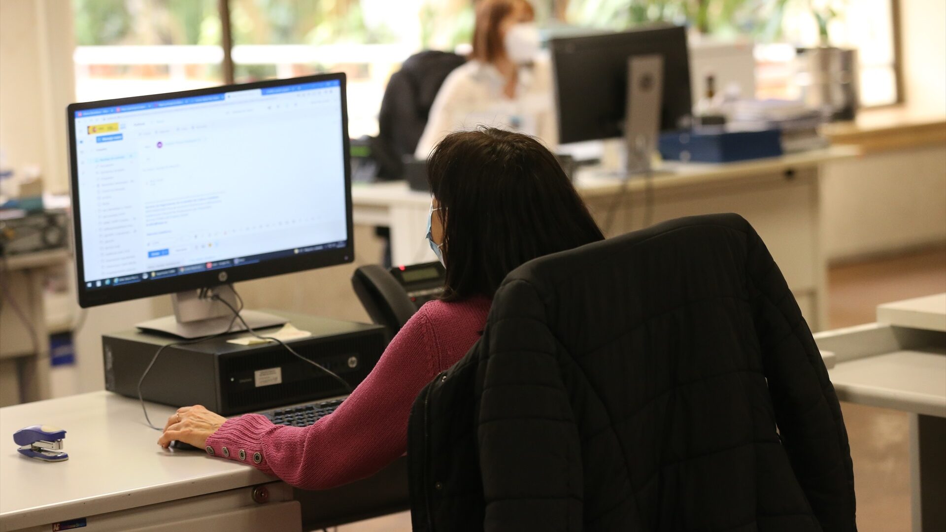 Una mujer trabaja en la Dirección general del Servicio Público de Empleo Estatal (SEPE).