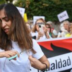 Una mujer se corta el pelo en una concentración contra la muerte de dos mujeres iraníes, en Madrid