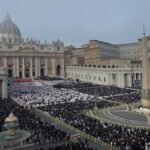 Vista general de la Plaza de San Pedro con las numerosas personas que asisten al funeral del pontífice emérito, Benedicto XVI