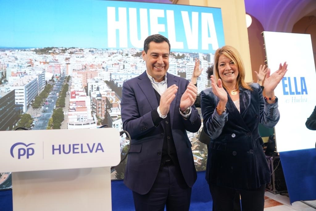 El presidente de la Junta de Andalucía, Juanma Moreno, a su vez del PP-A, el pasado fin de semana junto a la candidato por Huelva, Pilar Miranda. FOTO/ Europa Press
