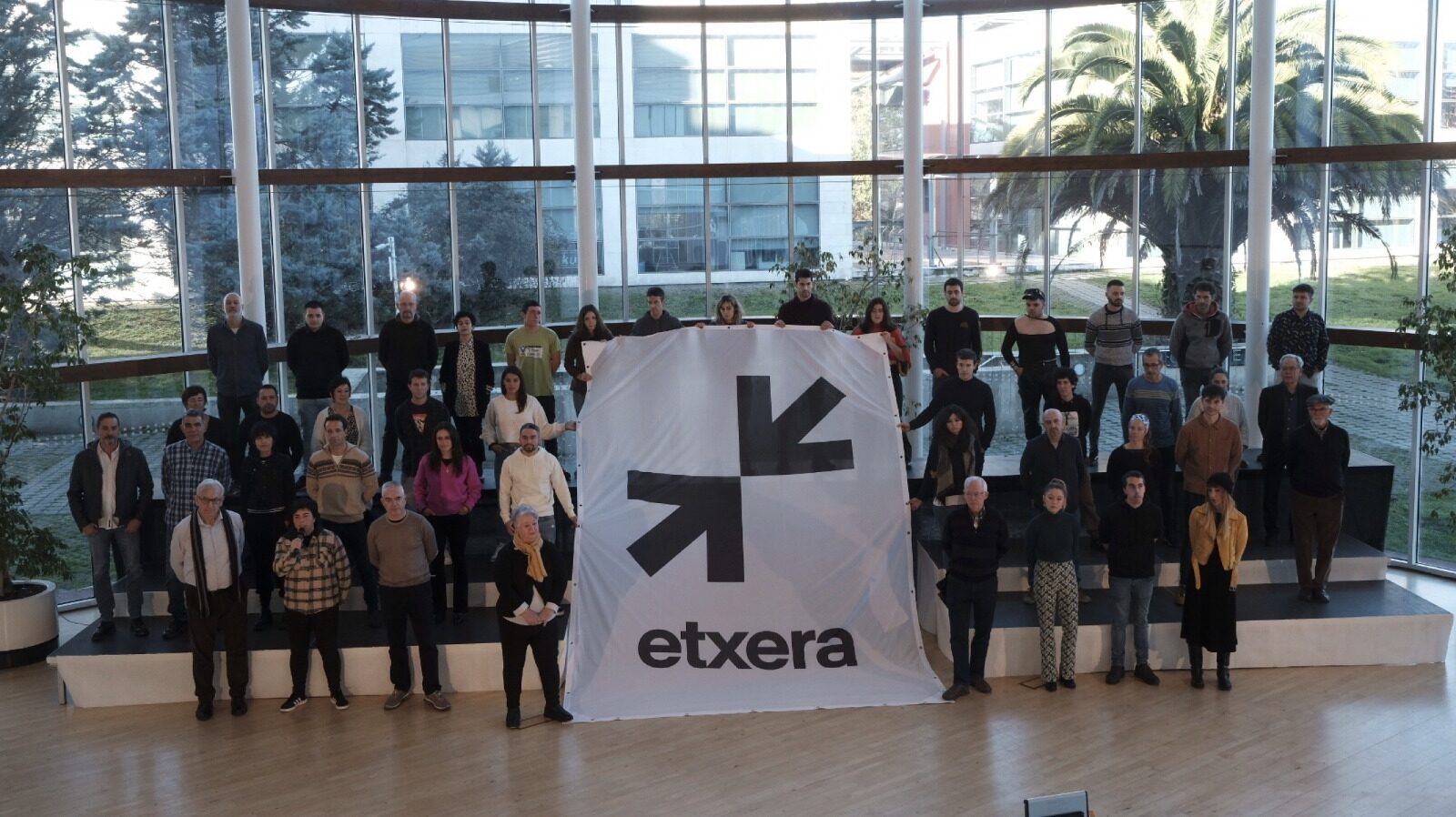 Imagen del acto celebrado por Etxerat y Sare en el que presentan su nueva imagen sobre su reivindicación de los presos de ETA