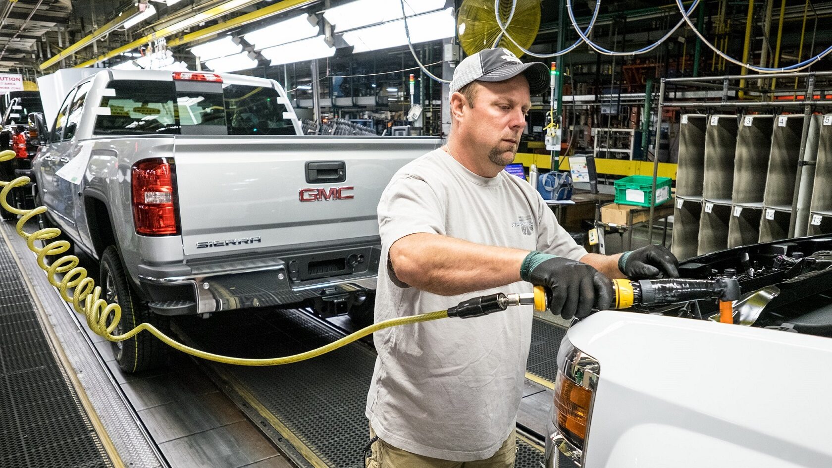 Un mecánico trabaja en una fábrica de General Motors.