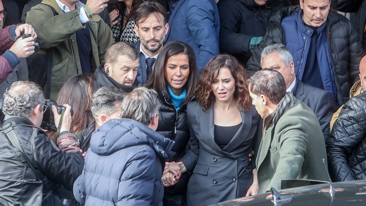 La presidenta de la Comunidad de Madrid ha recibido la distinción en medio de una protesta