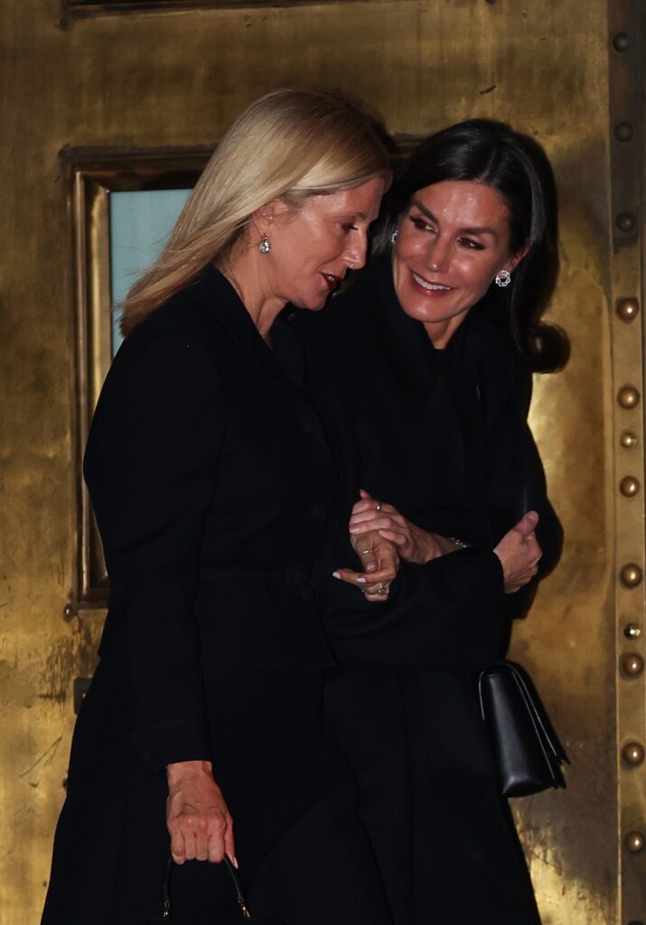 La reina Letizia y Marie-Chantal Miller, muy cariñosas y cómplices tras la cena en Atenas