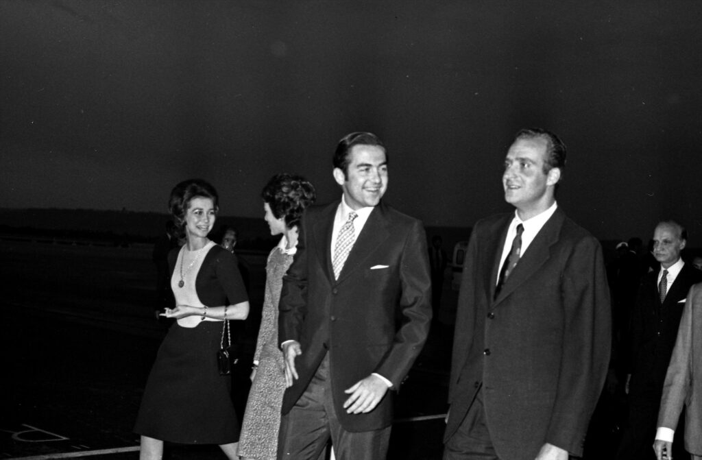 Los Reyes de Grecia, Constantino II y Ana María de Dinamarca, son recibidos en el aeropuerto por los príncipes Juan Carlos de Borbón y Sofía de Grecia en 1971