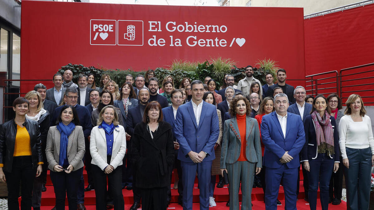 El presidente del Gobierno, Pedro Sánchez (c), en una reunión especial de la Ejecutiva Federal del PSOE, este viernes, en Ferraz, con todos sus ministros.