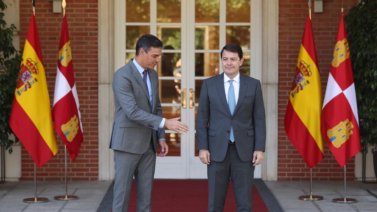 El presidente del Gobierno, Pedro Sánchez (i), junto al presidente de la Junta de Castilla y León, Alfonso Fernández Mañueco (d), en Moncloa, en una imagen de archivo.