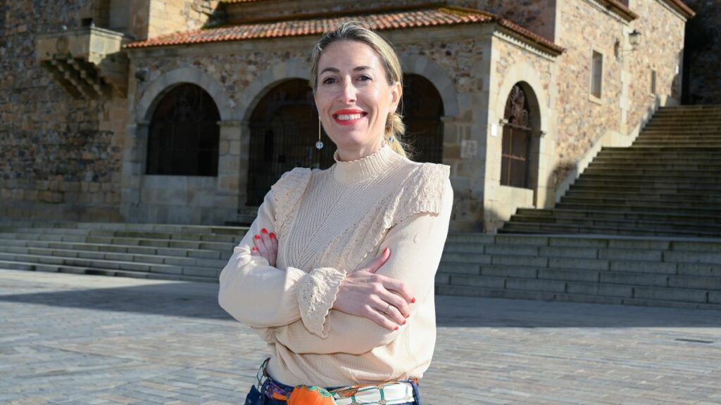 Vox 'enfila' a la líder del PP de Extremadura: 