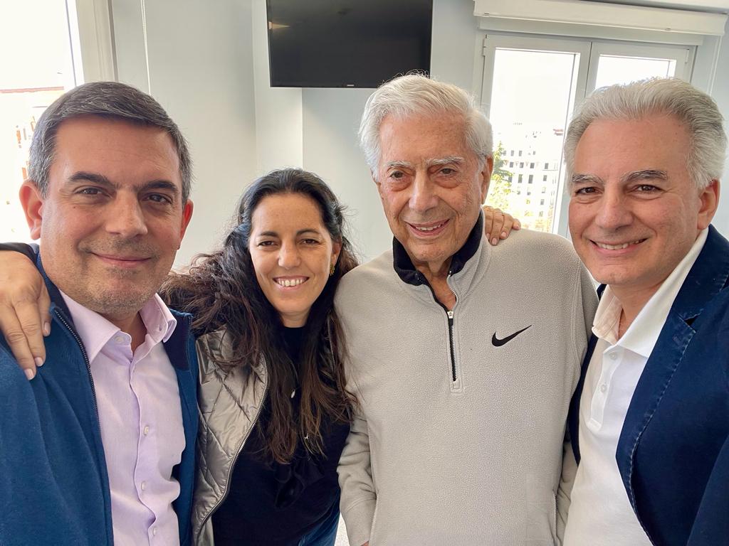 Mario Vargas Llosa con sus tres hijos