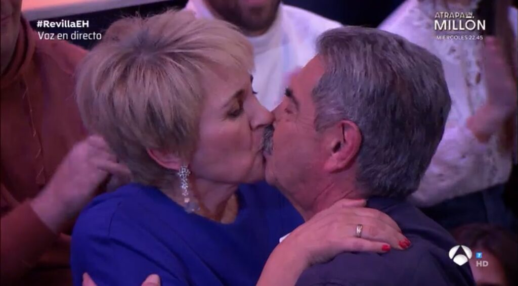 Miguel Ángel Revilla besa a su mujer tras cantarle una ranchera