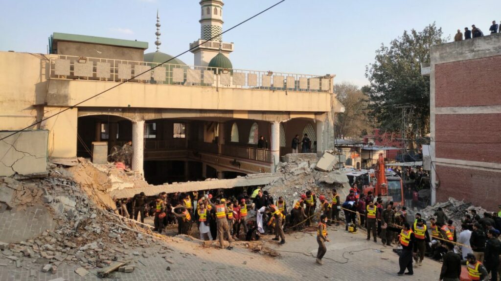 Aumentan a más de 59 los muertos en el atentado suicida en una mezquita en Pakistán