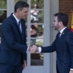 El presidente del Gobierno, Pedro Sánchez (i), y el de la Generalitat, Pere Aragonés, en Moncloa, en una imagen de archivo.