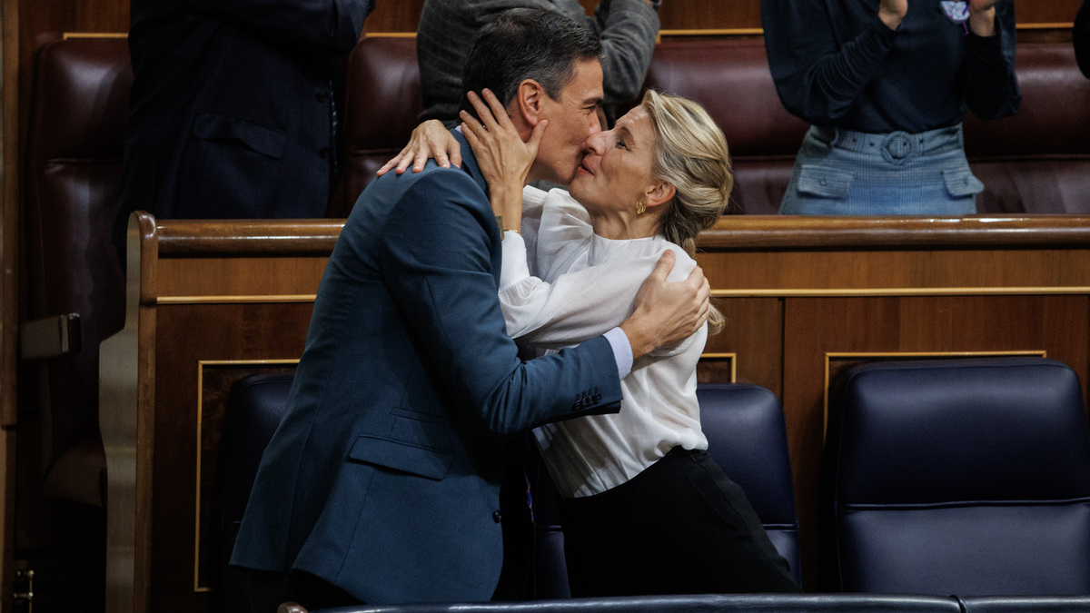 El presidente del Gobierno, Pedro Sánchez, y la vicepresidenta segunda, Yolanda Díaz, se abrazan en el Congreso, en una imagen de archivo.