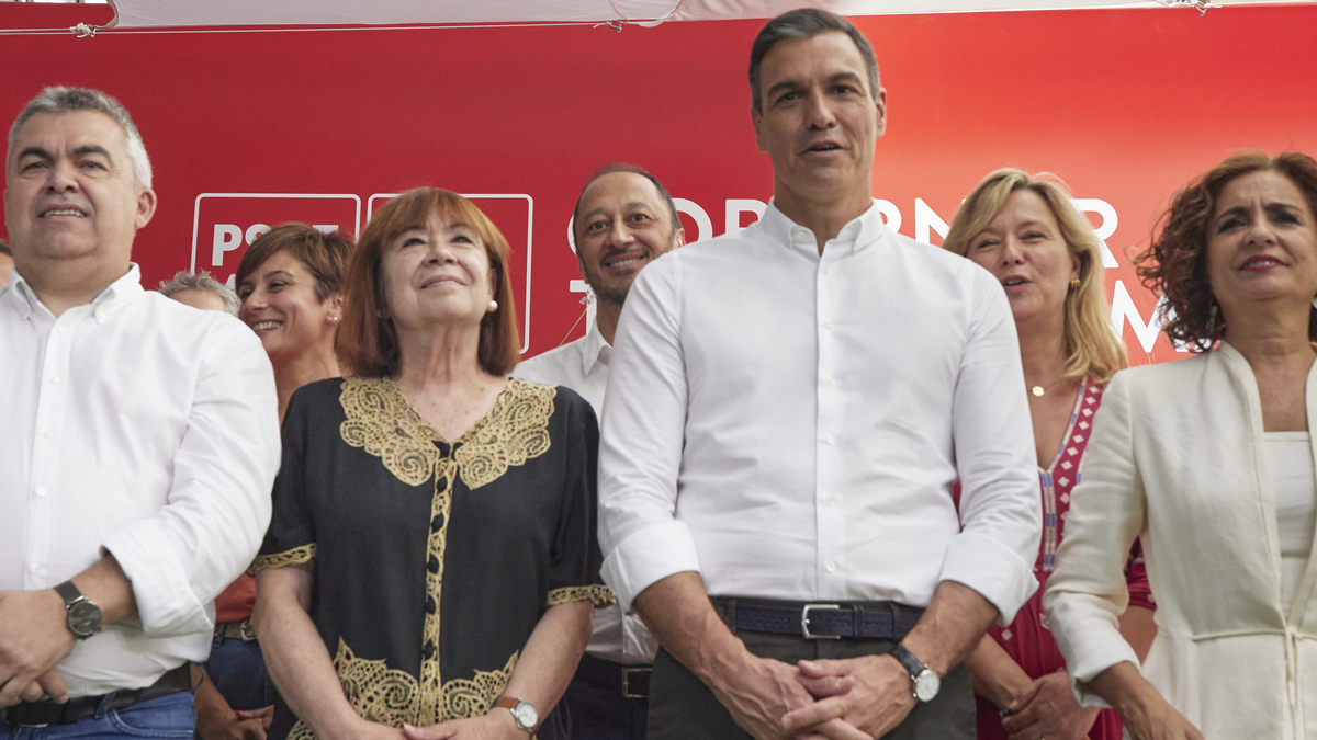 (I-D) El secretario de Organización del PSOE; Santos Cerdán; la presidenta del partido, Cristina Narbona; el presidente del Gobierno, Pedro Sánchez; y la vicesecretaria general, María Jesús Montero, el pasado 23 de julio.