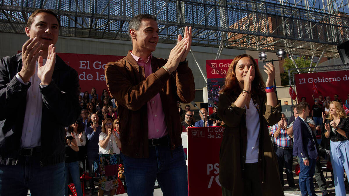 El candidato del PSOE a la presidencia de la Comunidad de Madrid, Juan Lobato; el presidente del Gobierno, Pedro Sánchez; y la alcaldesa de Getafe, Sara Hernández, en una imagen de archivo.