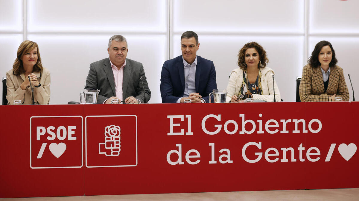 El presidente del Gobierno y secretario general del PSOE, Pedro Sánchez (c), durante la Reunión Ejecutiva Federal del partido, este lunes en la sede de Ferraz.