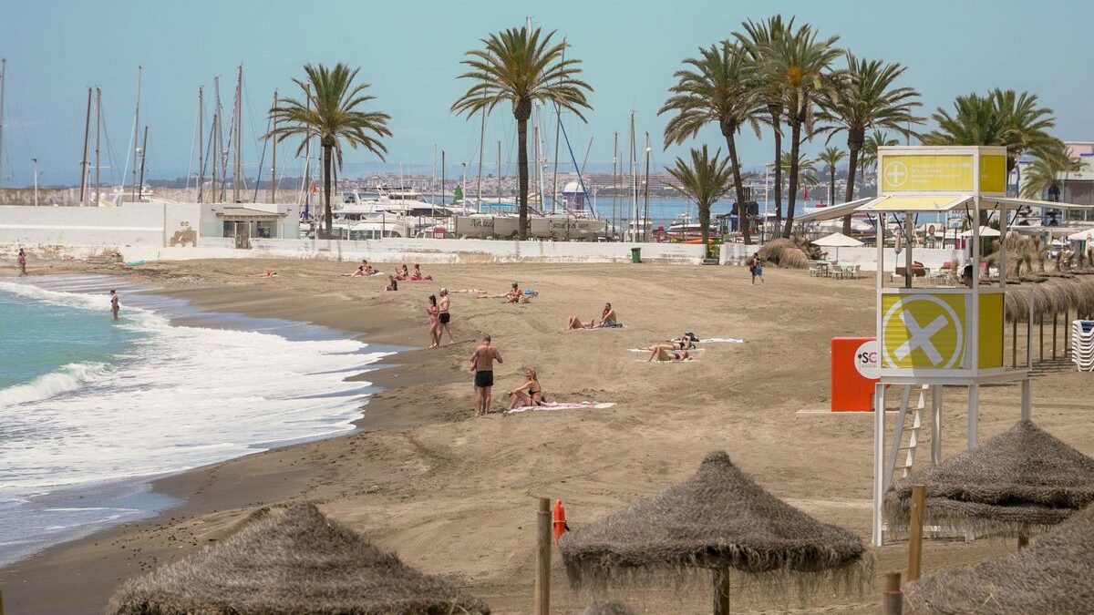 Una de las playas de Marbella donde fue localizado un cadáver sin cabeza y sin manos (EFE)