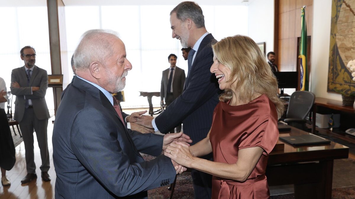 La vicepresidenta segunda, Yolanda Díaz, saluda al presidente brasileño, Lula da Silva, este lunes, en Brasilia.