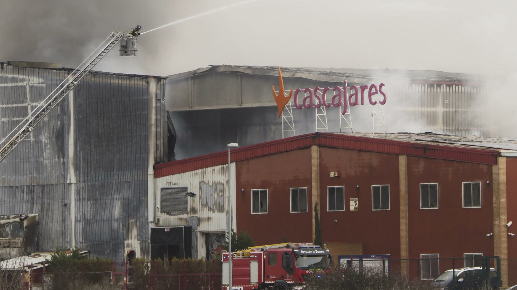 Un incendio destruye la fábrica de Cascajares en Palencia: "no queda nada"