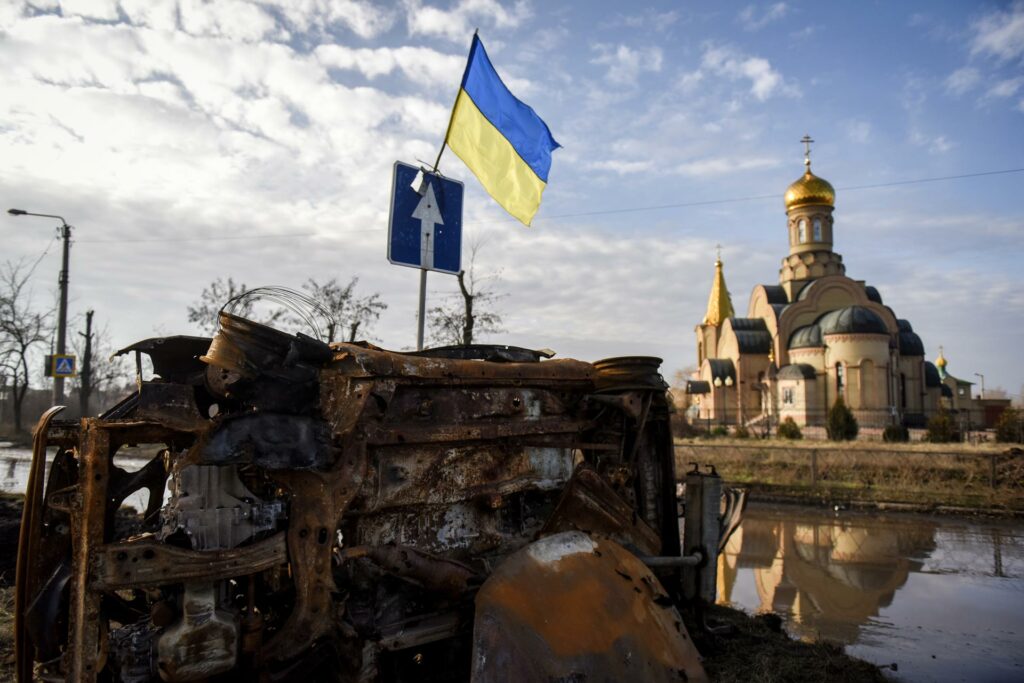 La bandera de Ucrania ondea en las inmediaciones de Bakhmut