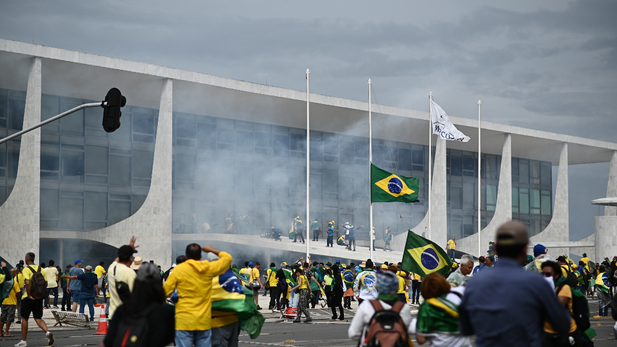 Seguidores del expresidente brasileño Jair Bolsonaro invaden este domingo el Palacio de Planalto, sede del Ejecutivo, y la Corte Suprema.