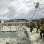 Simpatizantes del expresidente brasileño Jair Bolsonaro se enfrentan a las fuerzas de seguridad en las inmediaciones de la plaza de los Tres Poderes de Brasilia