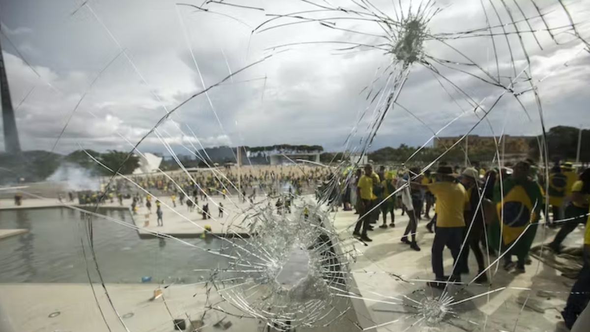 Simpatizantes del expresidente brasileño Jair Bolsonaro se enfrentan a las fuerzas de seguridad en las inmediaciones de la plaza de los Tres Poderes de Brasilia