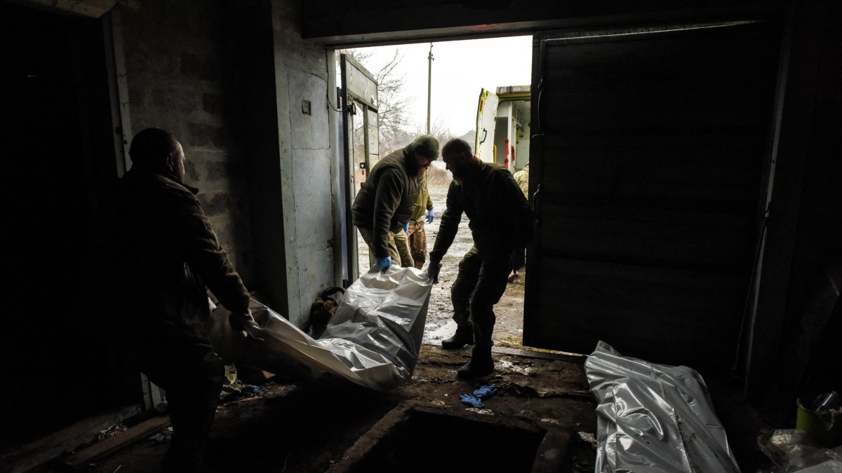 Médicos trasladan el cadáver de un soldado ucraniano en la región de Donetsk
