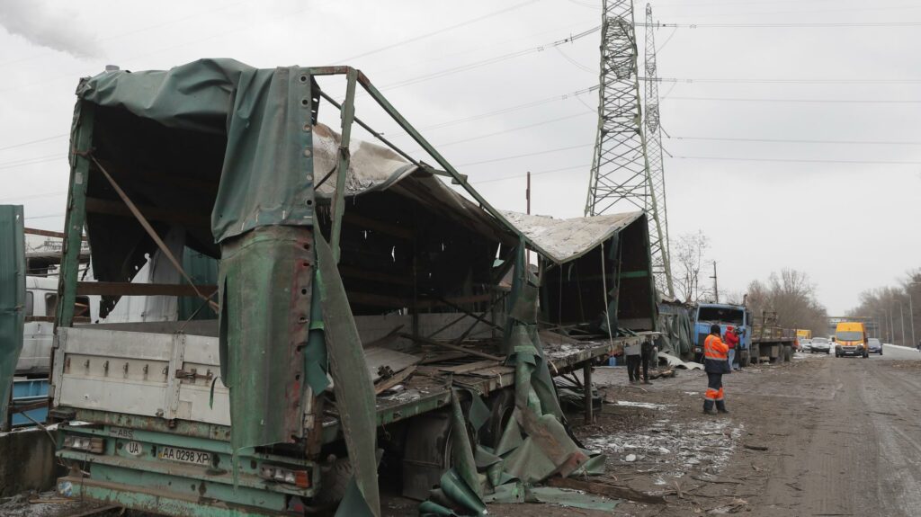 Un camión dañado en el sitio después de un ataque con misiles en Kiev