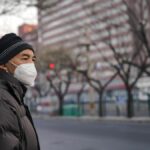 Una persona con mascarilla en Pekín