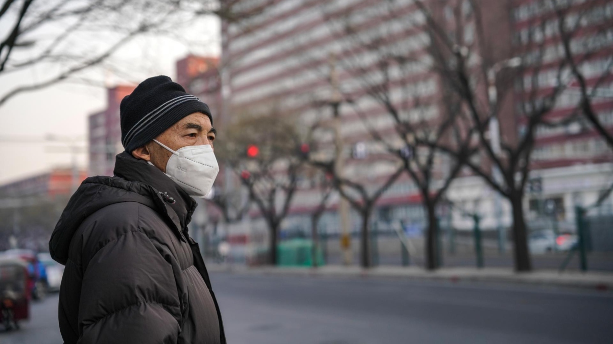 Una persona con mascarilla en Pekín