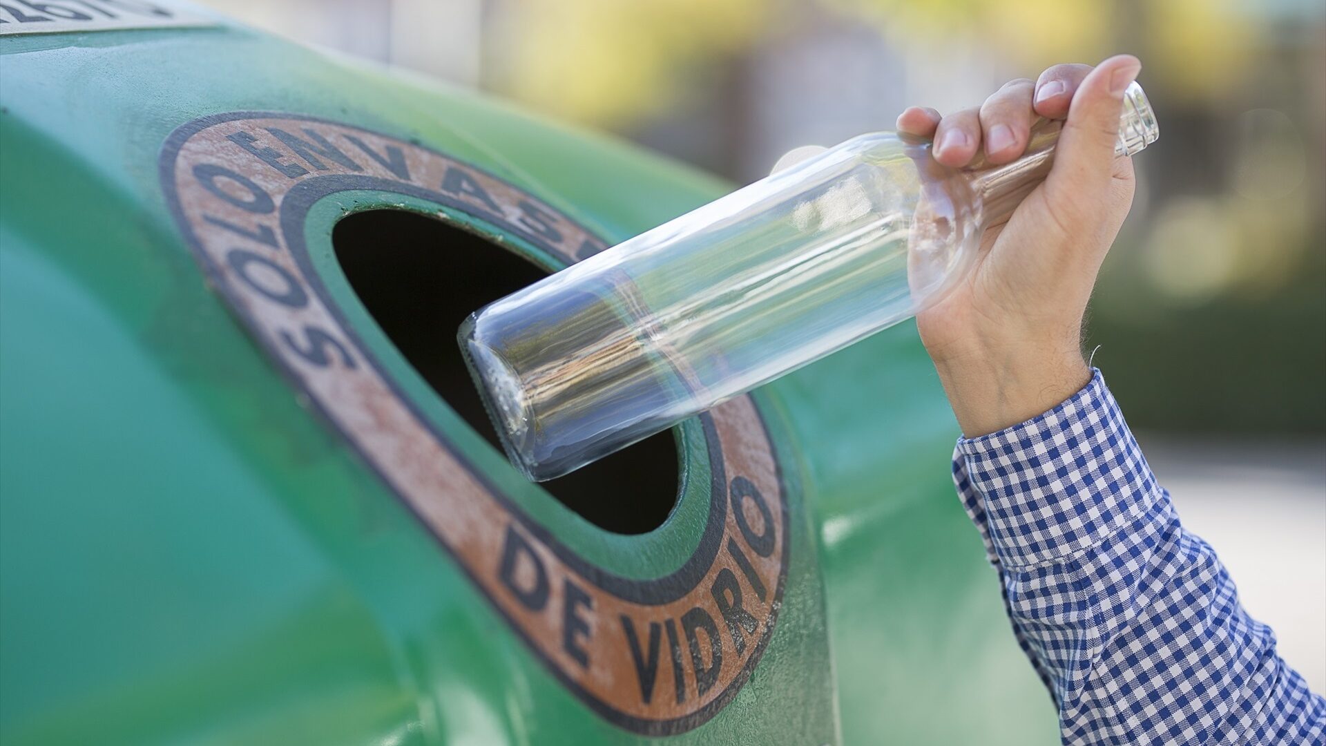 Este es el nuevo horario para reciclar vidrio y cartón en Madrid