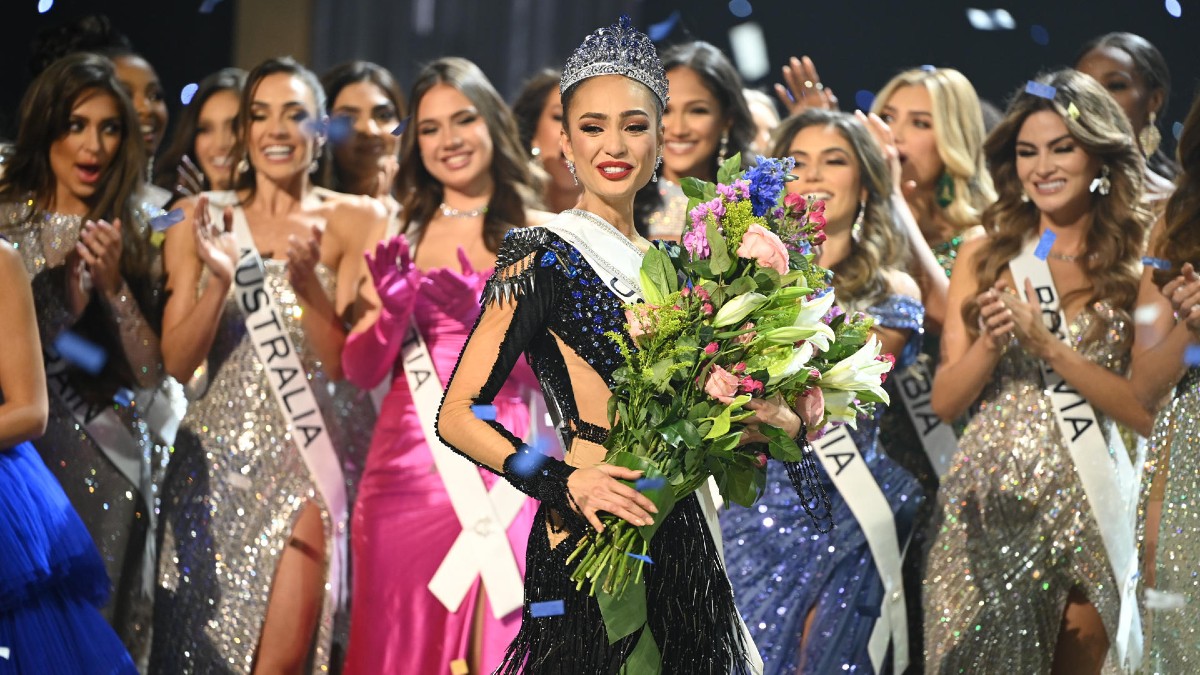 Imagen de R'bonney Gabriel tras coronarse como Miss Universo