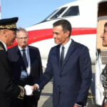 El presidente del Gobierno, Pedro Sánchez, y su mujer, Begoña Gómez, ante el avión Falcon del Ejército del Aire.