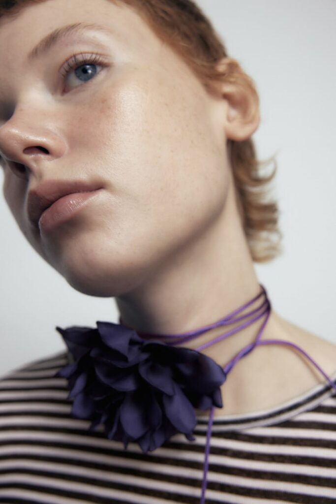 Flor violeta para el cuello