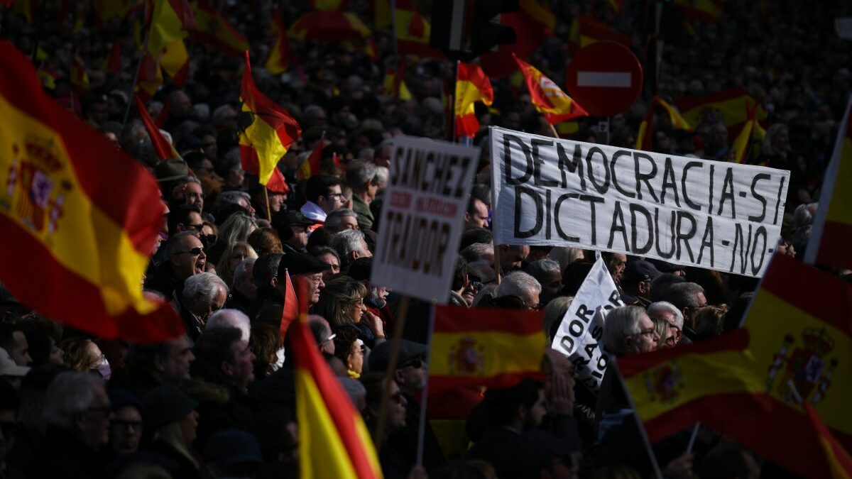 Un clamor contra Sánchez desborda el corazón de Madrid: "Tiene los días contados"
