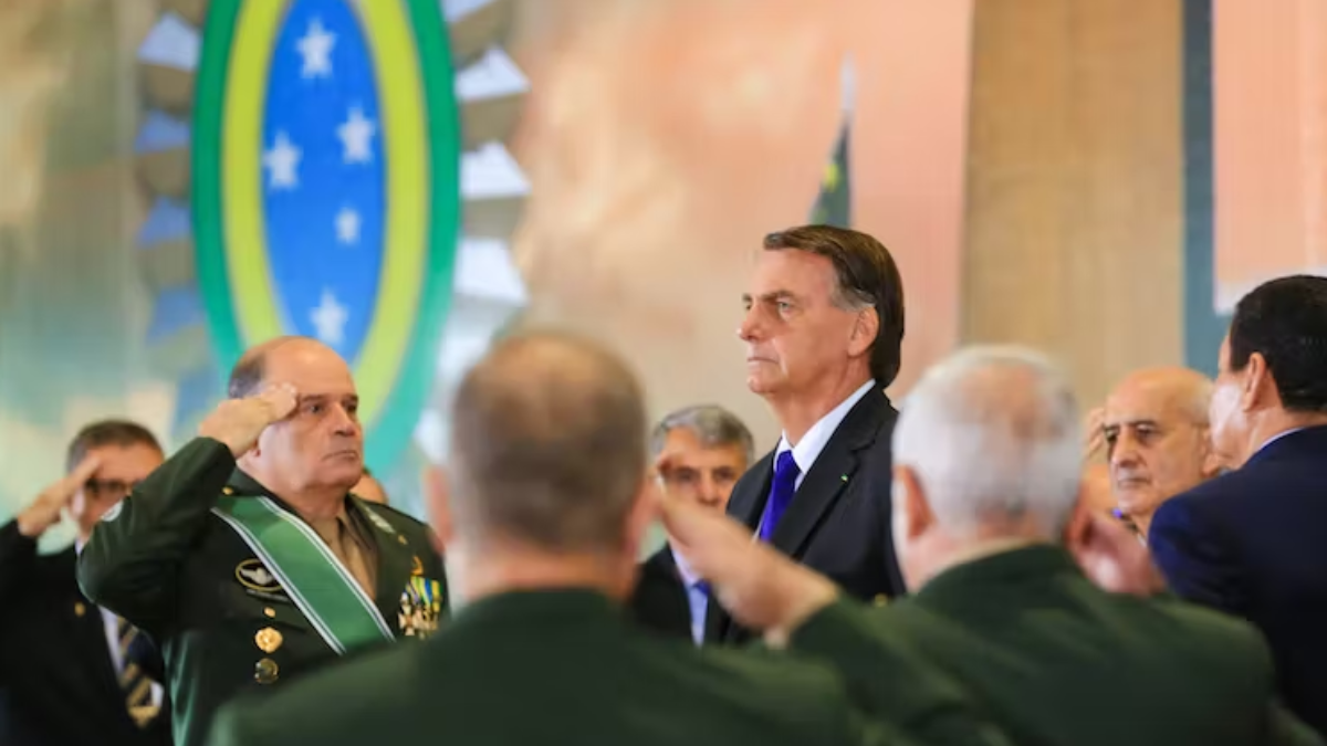 Jair Bolsonaro presidiendo un acto de promoción de oficiales del Ejército brasileño en el Palacio de Planato, en Brasilia, el 1 de diciembre de 2022