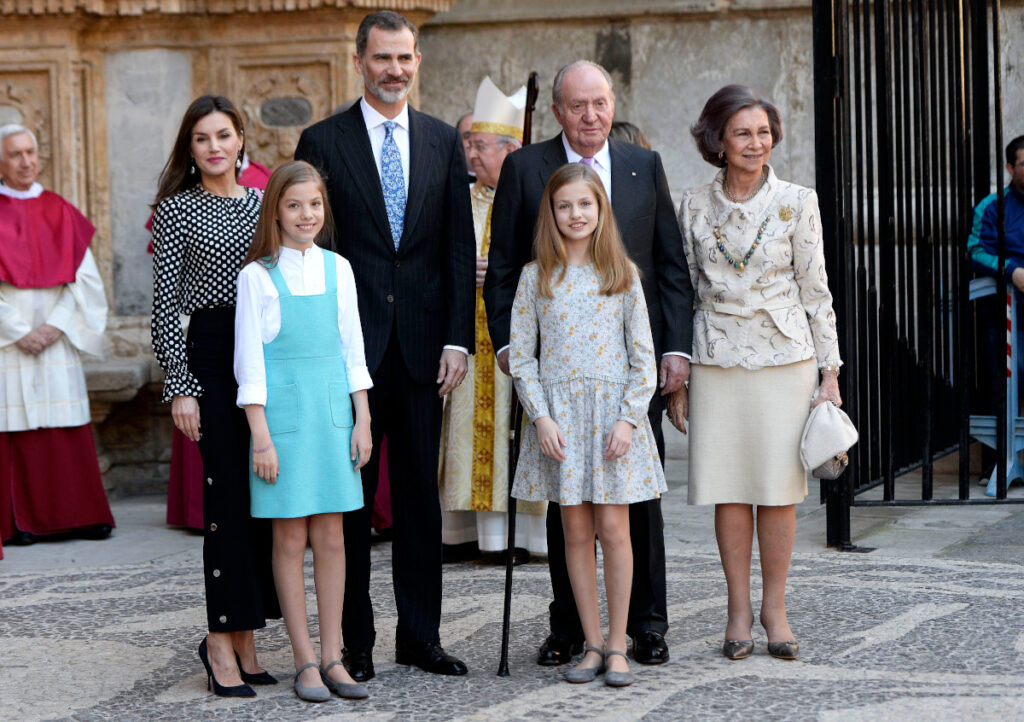 Los reyes Felipe y Letizia con los reyes Juan Carlos y Sofía