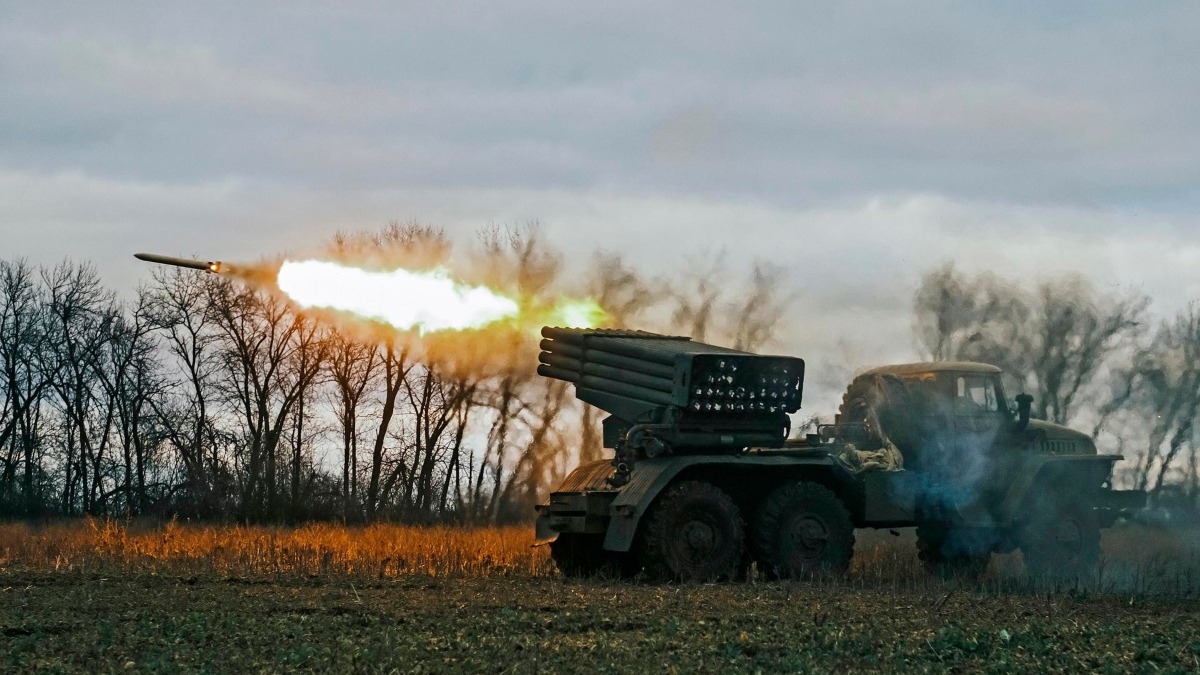 Un lanzacohetes múltiple del Ejército ucraniano cerca de Bajmut