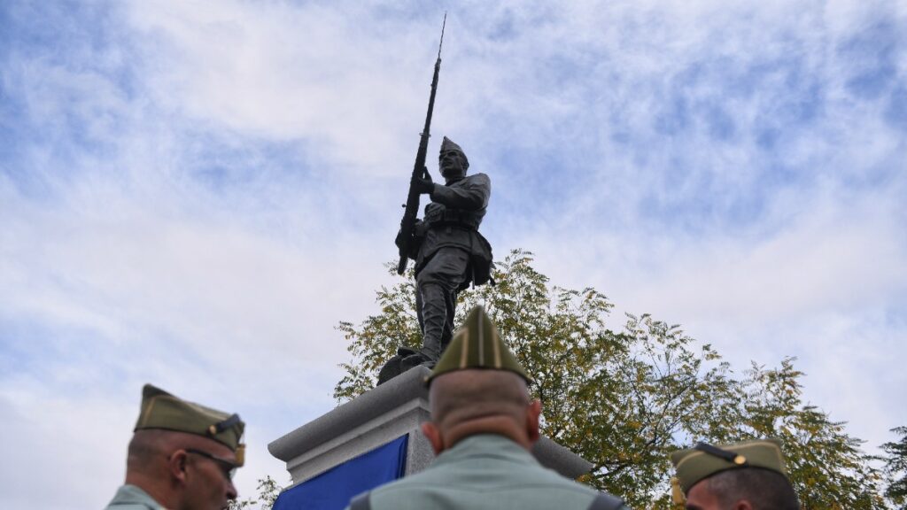Unos activistas colocan una cabeza de Franco en la bayoneta del monumento al Legionario