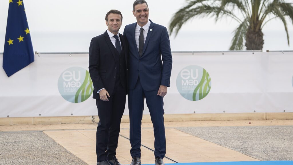 Macron ‘encantado’ con Sánchez: importa desde España un 146% más de gas 'barato'