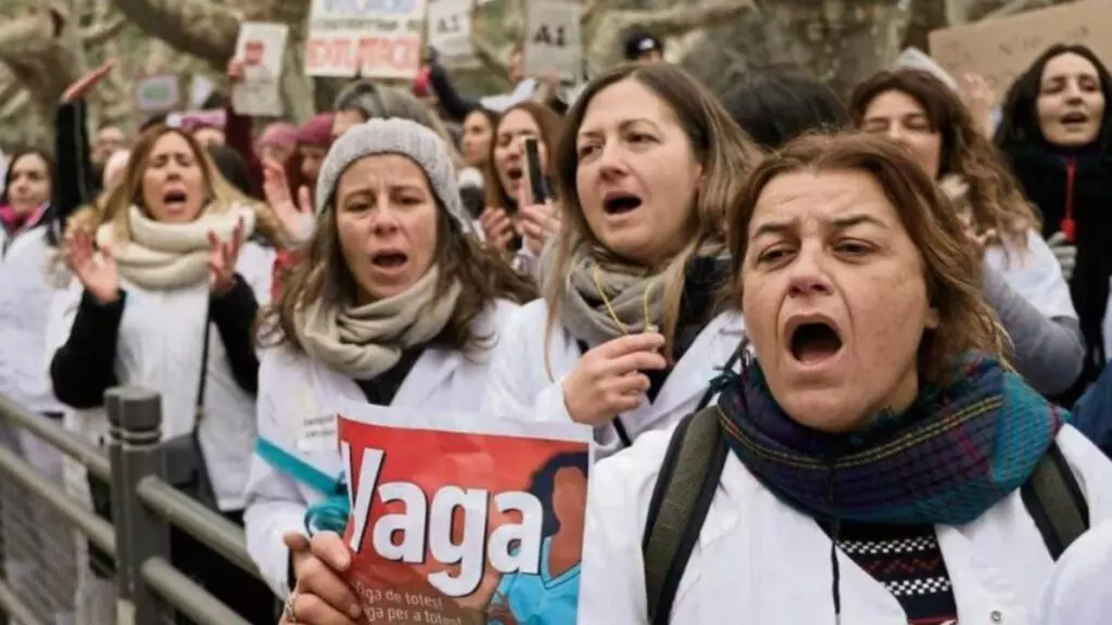 Los médicos de Cataluña desconvocan la huelga tras llegar a un acuerdo con el Gobierno catalán