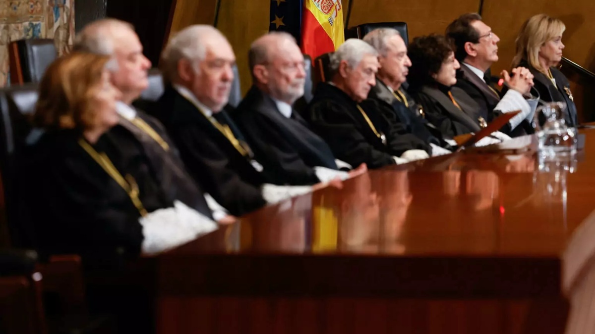 Magistrados del Tribunal Constitucional en el acto de toma de posesión de los cuatro nuevos miembros